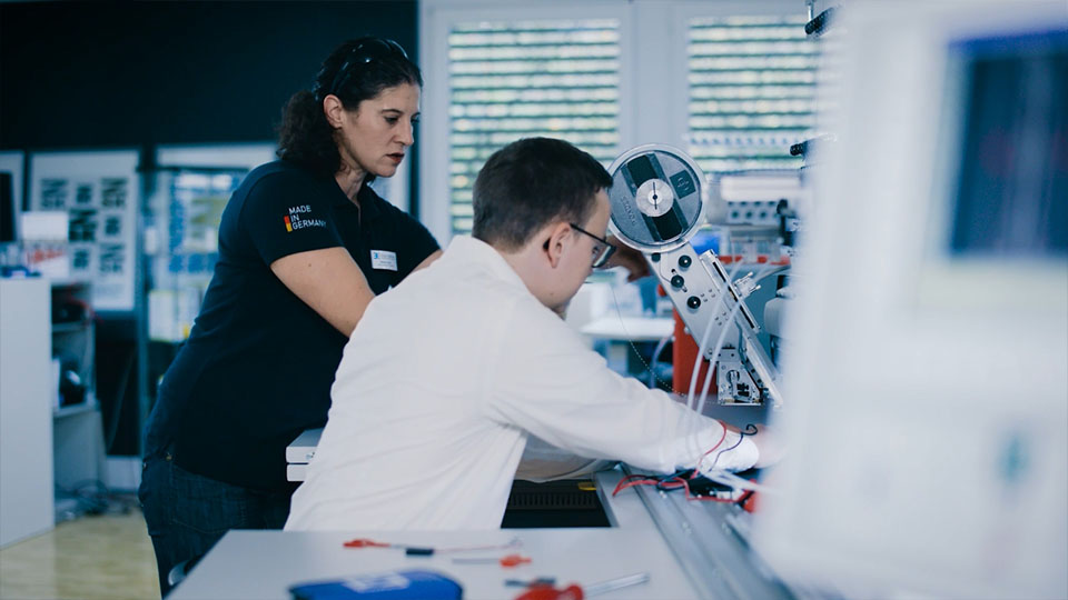 3E Smart Solutions hands-on smart textiles workshop conducted at the embroidery machine